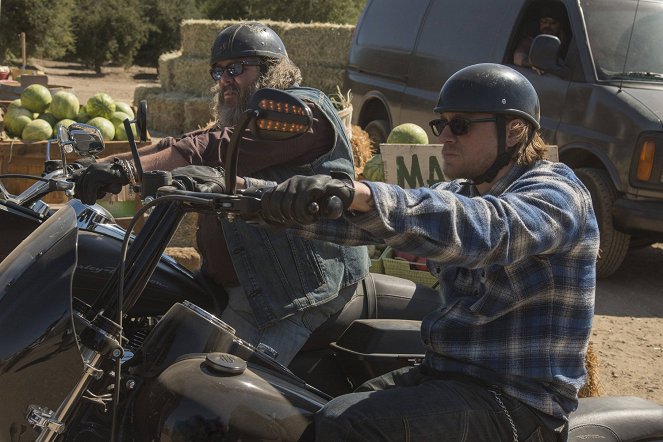 Kemény motorosok - Toil and Till - Filmfotók - Mark Boone Junior, Charlie Hunnam