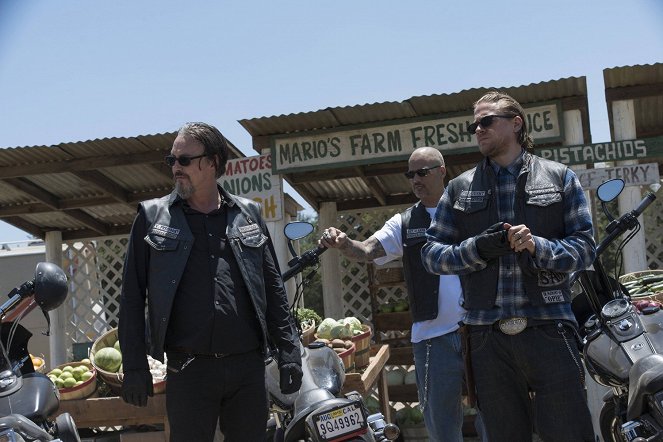 Sons of Anarchy - Toil and Till - Photos - Tommy Flanagan, David Labrava, Charlie Hunnam