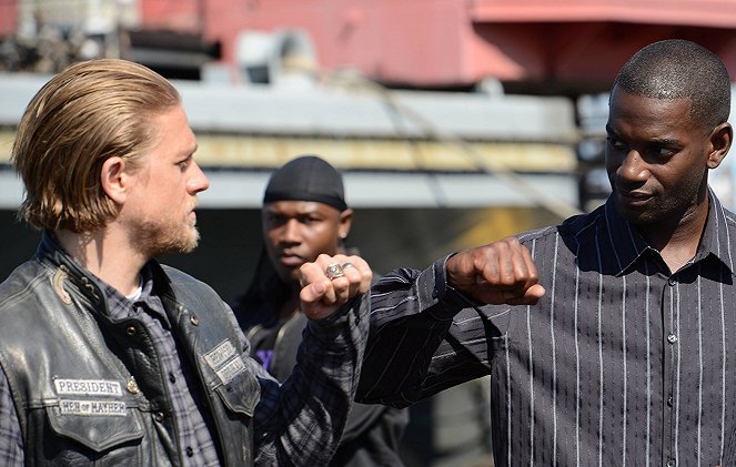 Sons of Anarchy - Playing with Monsters - Van film - Charlie Hunnam, Mo McRae