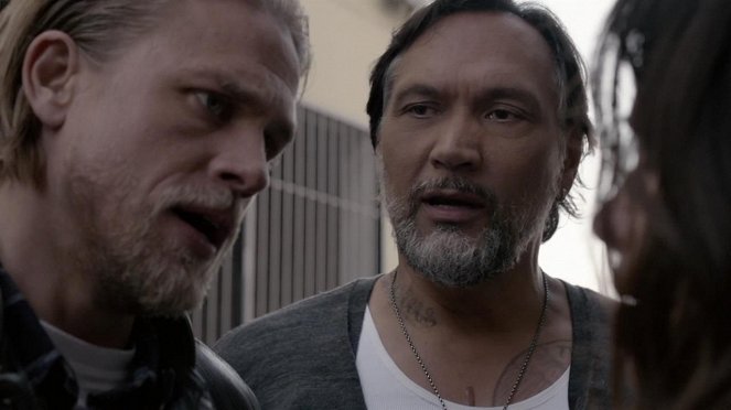 Sons of Anarchy - Season 7 - Greensleeves - Photos - Charlie Hunnam, Jimmy Smits