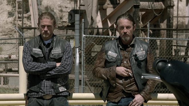Sons of Anarchy - Season 7 - What a Piece of Work Is Man - Photos - Charlie Hunnam, Tommy Flanagan