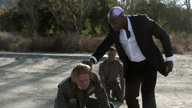 Sons of Anarchy - Season 7 - What a Piece of Work Is Man - Photos - Charlie Hunnam, Billy Brown