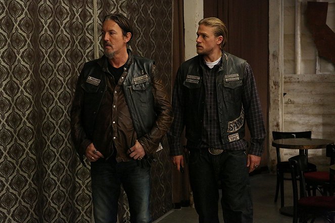 Sons of Anarchy - Season 7 - What a Piece of Work Is Man - Photos - Tommy Flanagan, Charlie Hunnam