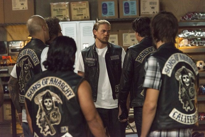 Sons of Anarchy - Season 7 - Suits of Woe - Photos - Charlie Hunnam