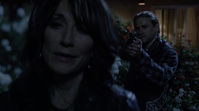 Sons of Anarchy - Red Rose - Photos - Katey Sagal, Charlie Hunnam