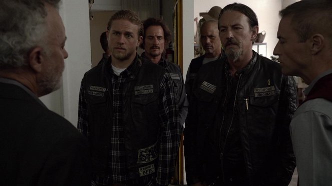 Hijos de la anarquía - Season 7 - Red Rose - De la película - Charlie Hunnam, Kim Coates, David Labrava, Tommy Flanagan