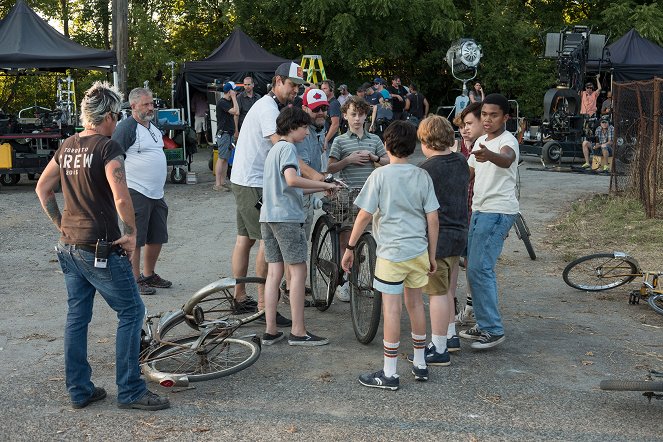 Az - Forgatási fotók - Andy Muschietti, Finn Wolfhard, Wyatt Oleff, Sophia Lillis, Jaeden Martell, Chosen Jacobs