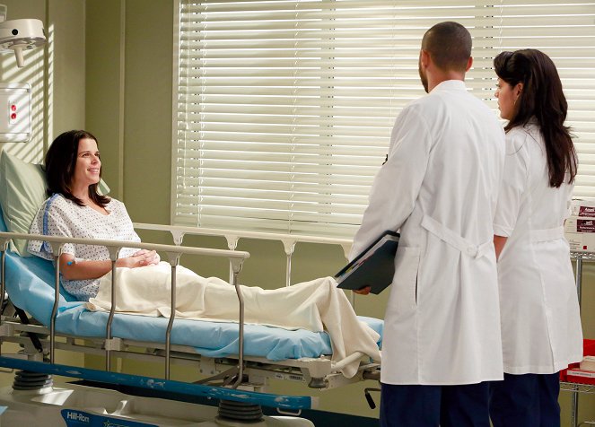 Grey's Anatomy - Season 9 - Run, Baby, Run - Photos - Neve Campbell, Sara Ramirez