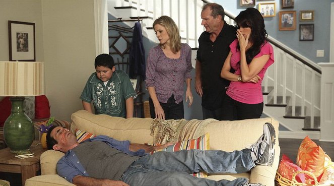Moderná rodina - Letecký den - Z filmu - Ty Burrell, Rico Rodriguez, Julie Bowen, Ed O'Neill, Sofía Vergara