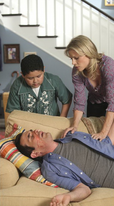 Modern Family - Come Fly with Me - Photos - Ty Burrell, Rico Rodriguez, Julie Bowen