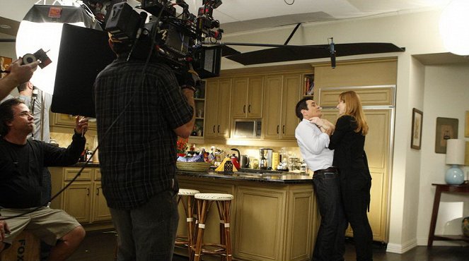 Modern Family - Truth Be Told - Making of - Ty Burrell, Judy Greer