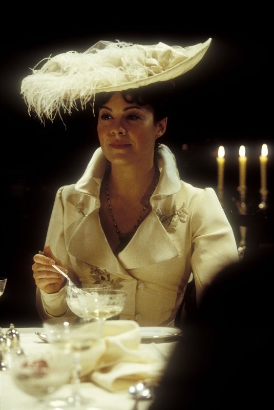Sherlock Holmes and the Case of the Silk Stocking - Do filme - Helen McCrory
