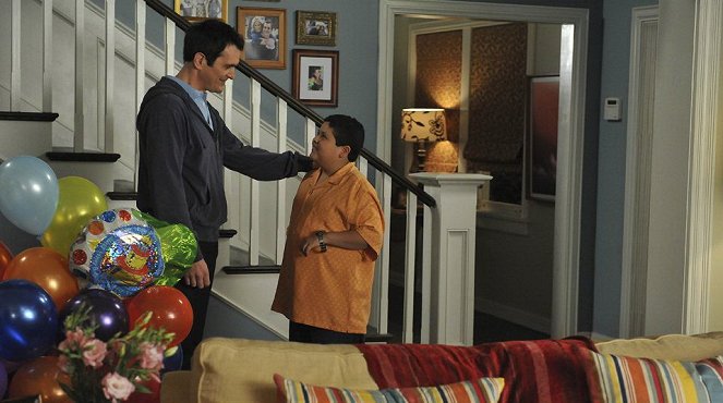 Modern Family - Game Changer - Photos - Ty Burrell, Rico Rodriguez