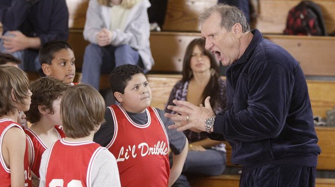 Modern Family - Benched - Photos - Rico Rodriguez, Ed O'Neill