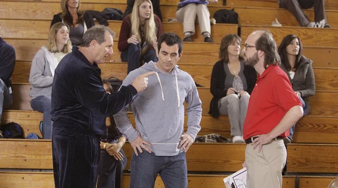Modern Family - Benched - Photos - Ed O'Neill, Ty Burrell, Eric Lange