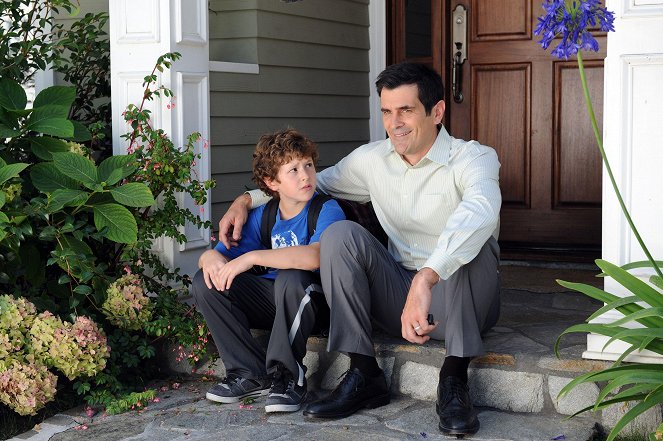 Modern Family - Phil on Wire - Photos - Nolan Gould, Ty Burrell