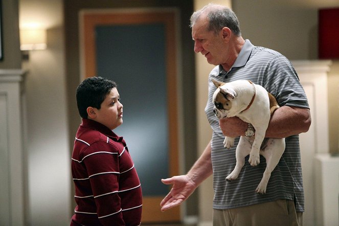 Modern Family - Buen policía, mal perro - De la película - Rico Rodriguez, Ed O'Neill, Brigitte el perro