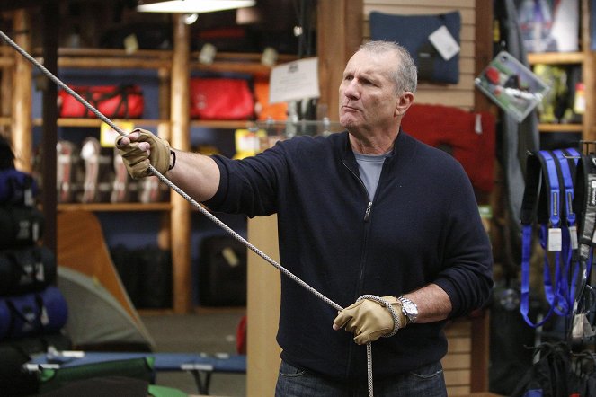 Modern Family - Someone to Watch Over Lily - Photos - Ed O'Neill