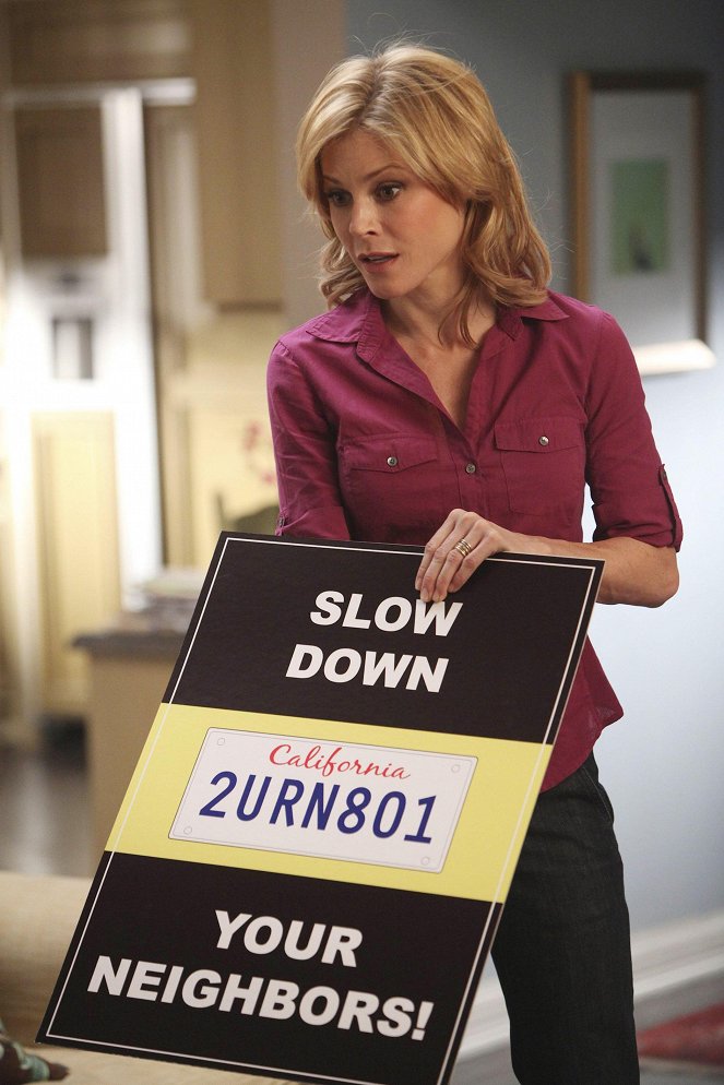 Moderná rodina - Slow Down Your Neighbors - Z filmu - Julie Bowen