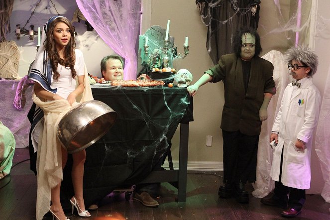 Współczesna rodzina - Halloween - Z filmu - Sarah Hyland, Eric Stonestreet, Rico Rodriguez, Nolan Gould