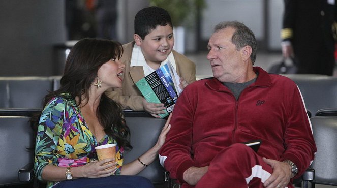 Współczesna rodzina - Port lotniczy 2010 - Z filmu - Sofía Vergara, Rico Rodriguez, Ed O'Neill