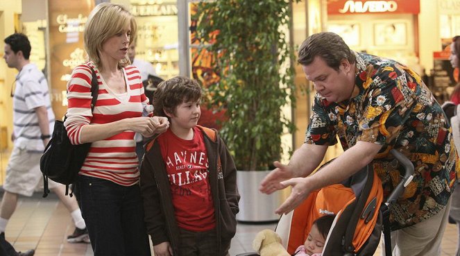 Współczesna rodzina - Port lotniczy 2010 - Z filmu - Julie Bowen, Nolan Gould, Eric Stonestreet