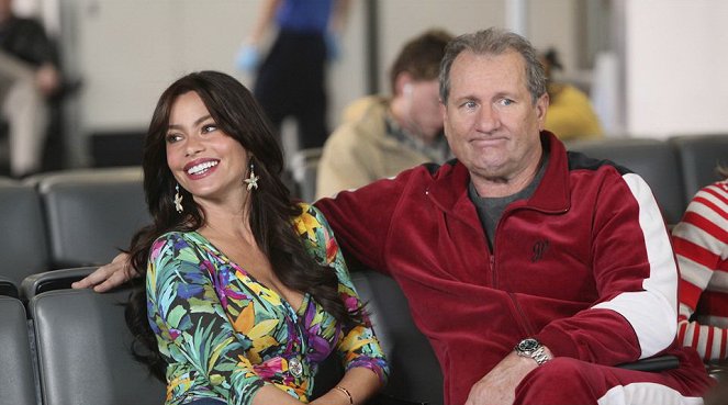 Modern Family - Aeropuerto 2010 - De la película - Sofía Vergara, Ed O'Neill