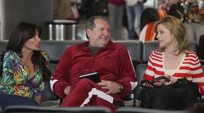 Modern Family - Airport 2010 - Photos - Sofía Vergara, Ed O'Neill, Julie Bowen