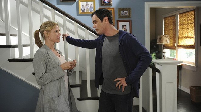 Modern Family - Season 2 - El terremoto - De la película - Julie Bowen, Ty Burrell
