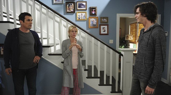 Modern Family - Season 2 - El terremoto - De la película - Ty Burrell, Julie Bowen