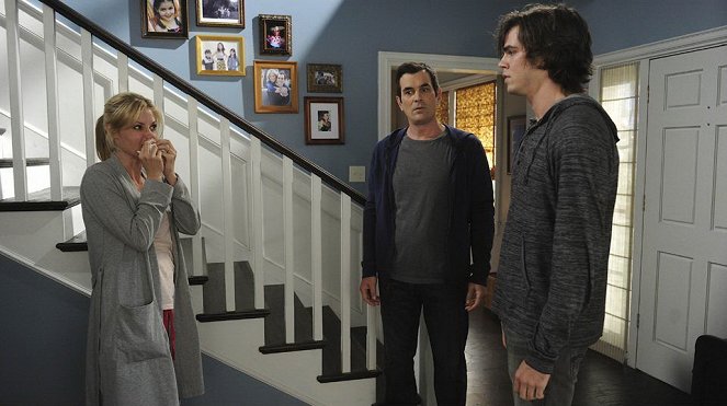 Modern Family - Season 2 - El terremoto - De la película - Julie Bowen, Ty Burrell
