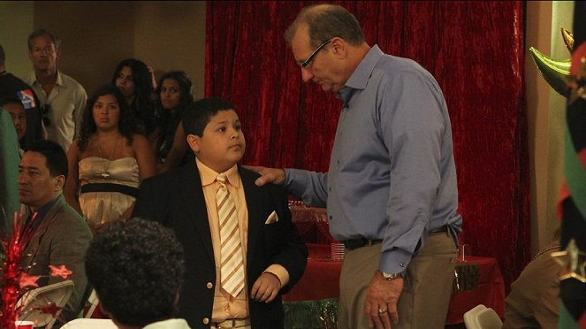 Współczesna rodzina - Season 2 - Nieznajomi na ruchomej bieżni - Z filmu - Rico Rodriguez, Ed O'Neill