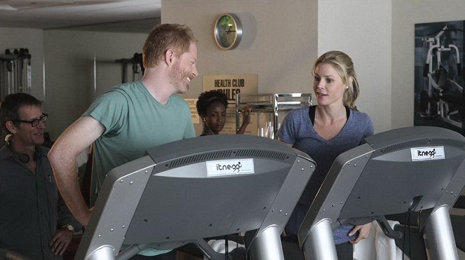 Modern Family - Season 2 - Extraños sobre una cinta de correr - Del rodaje - Jesse Tyler Ferguson, Julie Bowen
