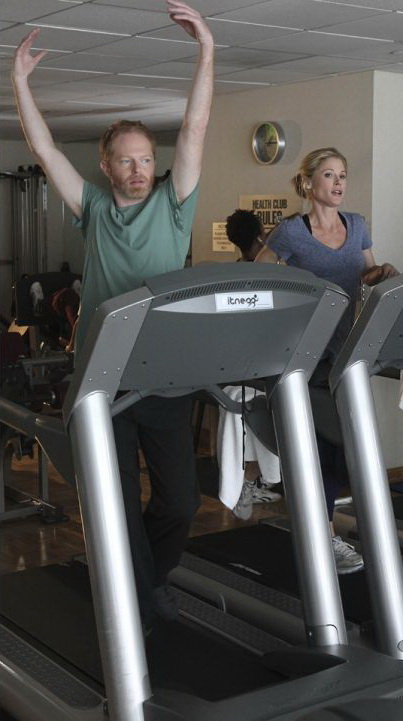 Modern Family - Strangers on a Treadmill - Van film - Jesse Tyler Ferguson, Julie Bowen