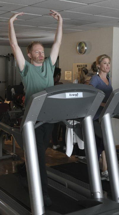 Modern Family - Strangers on a Treadmill - Photos - Jesse Tyler Ferguson, Julie Bowen