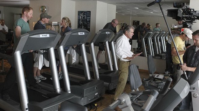 Modern Family - Strangers on a Treadmill - Making of - Jesse Tyler Ferguson, Julie Bowen