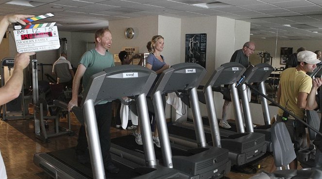 Modern Family - Strangers on a Treadmill - Van de set - Jesse Tyler Ferguson, Julie Bowen