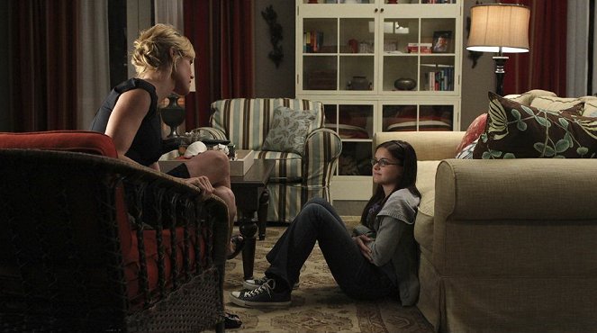 Modern Family - Season 2 - Extraños sobre una cinta de correr - De la película - Julie Bowen, Ariel Winter