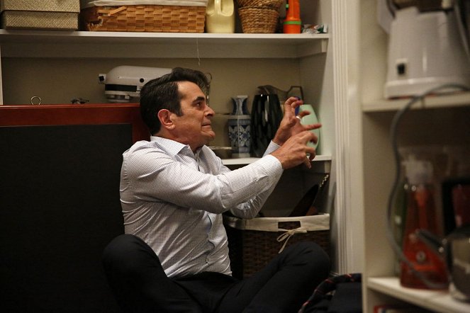 Modern Family - Season 8 - A Stereotypical Day - Photos - Ty Burrell