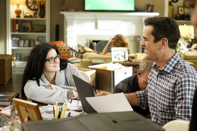 Modern Family - A Stereotypical Day - Photos - Ariel Winter, Ty Burrell
