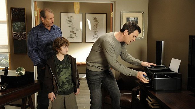 Modern Family - El beso - De la película - Ed O'Neill, Nolan Gould, Ty Burrell