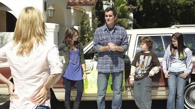 Moderná rodina - Season 2 - Staré auto - Z filmu - Sarah Hyland, Ty Burrell, Nolan Gould, Ariel Winter
