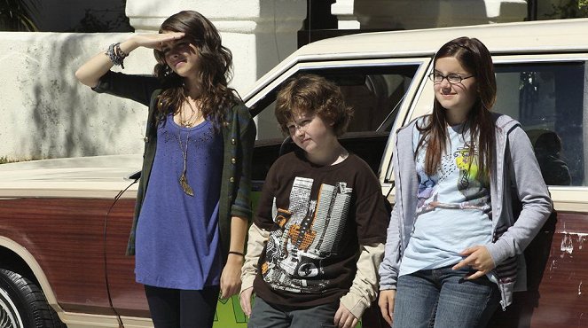 Współczesna rodzina - Season 2 - Stare dobre auto - Z filmu - Sarah Hyland, Nolan Gould, Ariel Winter
