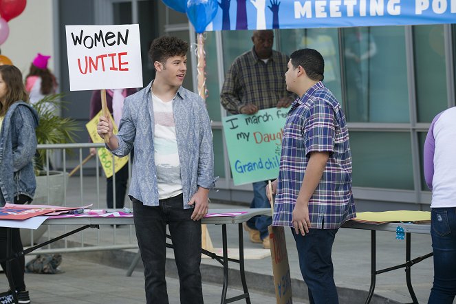 Modern Family - All Things Being Equal - Photos - Nolan Gould, Rico Rodriguez