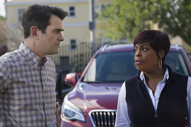 Modern Family - All Things Being Equal - Photos - Ty Burrell, Niecy Nash