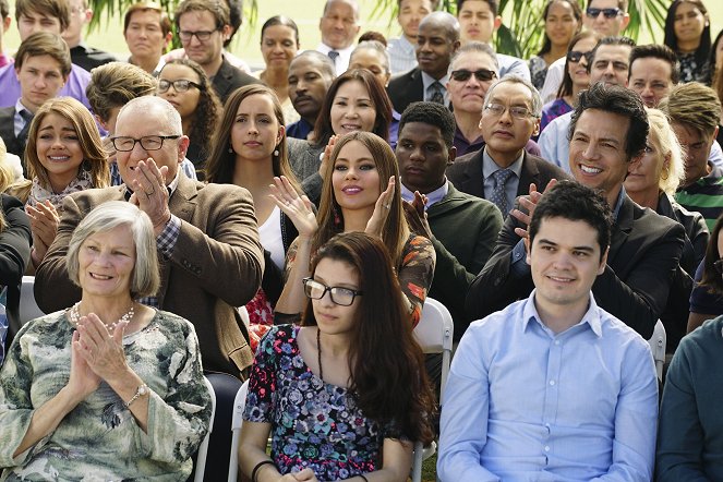 Modern Family - Season 8 - The Graduates - Photos - Sarah Hyland, Ed O'Neill, Sofía Vergara, Benjamin Bratt