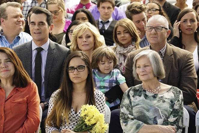Modern Family - Season 8 - The Graduates - Photos - Eric Stonestreet, Ty Burrell, Julie Bowen, Sarah Hyland, Ed O'Neill