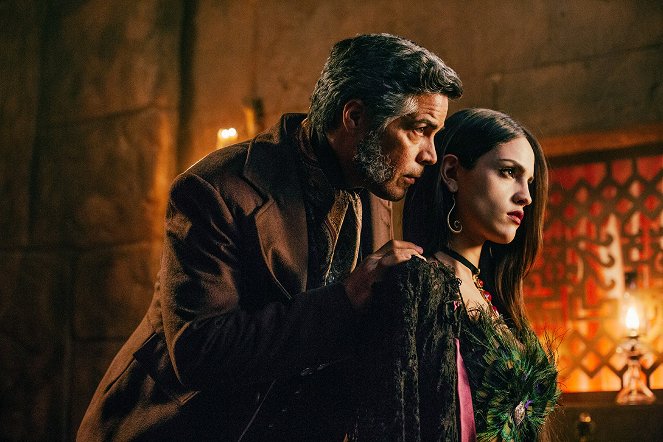 From Dusk Till Dawn: The Series - The Best Little Horror House in Texas - Photos - Esai Morales, Eiza González