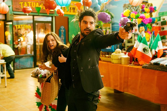 From Dusk Till Dawn: The Series - In a Dark Time - Van film - Madison Davenport, D.J. Cotrona