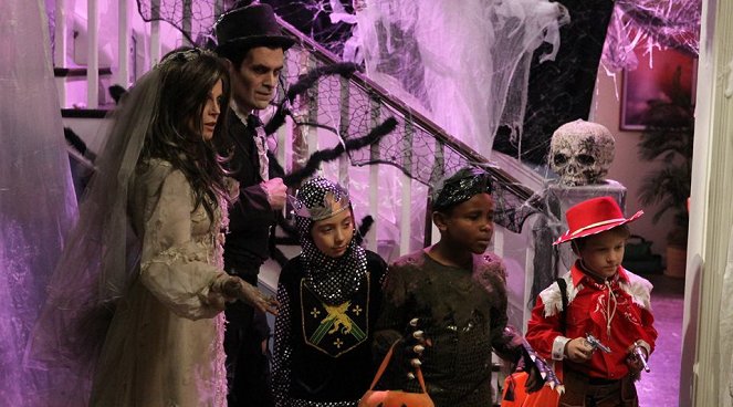 Modern Family - Halloween - Photos - Julie Bowen, Ty Burrell